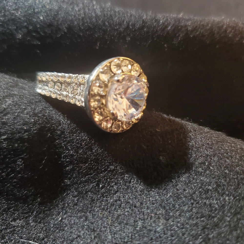 Large stone engagement style Ring sz 6